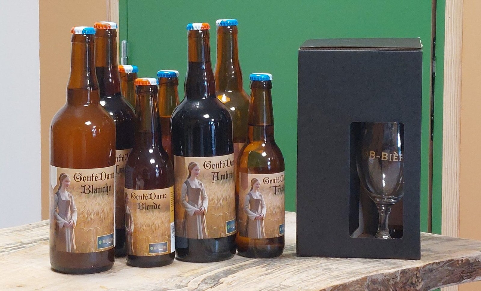 Bières et coffret posés sur le comptoir